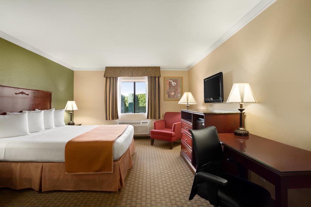 Howard Johnson By Wyndham Reseda Hotel & Suites Λος Άντζελες Εξωτερικό φωτογραφία