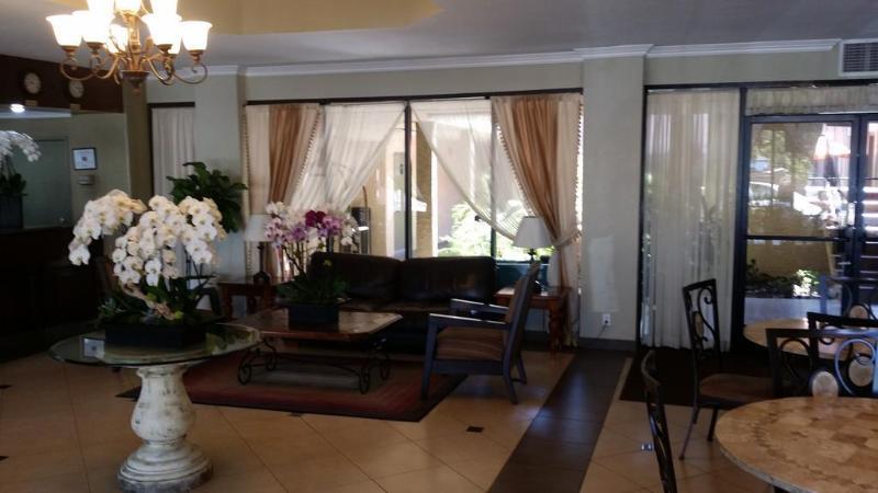 Howard Johnson By Wyndham Reseda Hotel & Suites Λος Άντζελες Εξωτερικό φωτογραφία