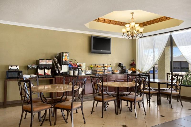 Howard Johnson By Wyndham Reseda Hotel & Suites Λος Άντζελες Εξωτερικό φωτογραφία