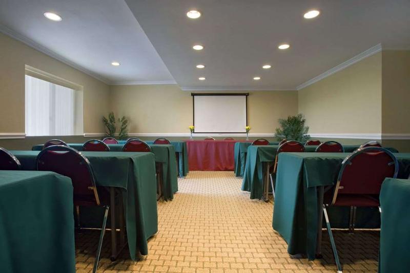Howard Johnson By Wyndham Reseda Hotel & Suites Λος Άντζελες Εξωτερικό φωτογραφία