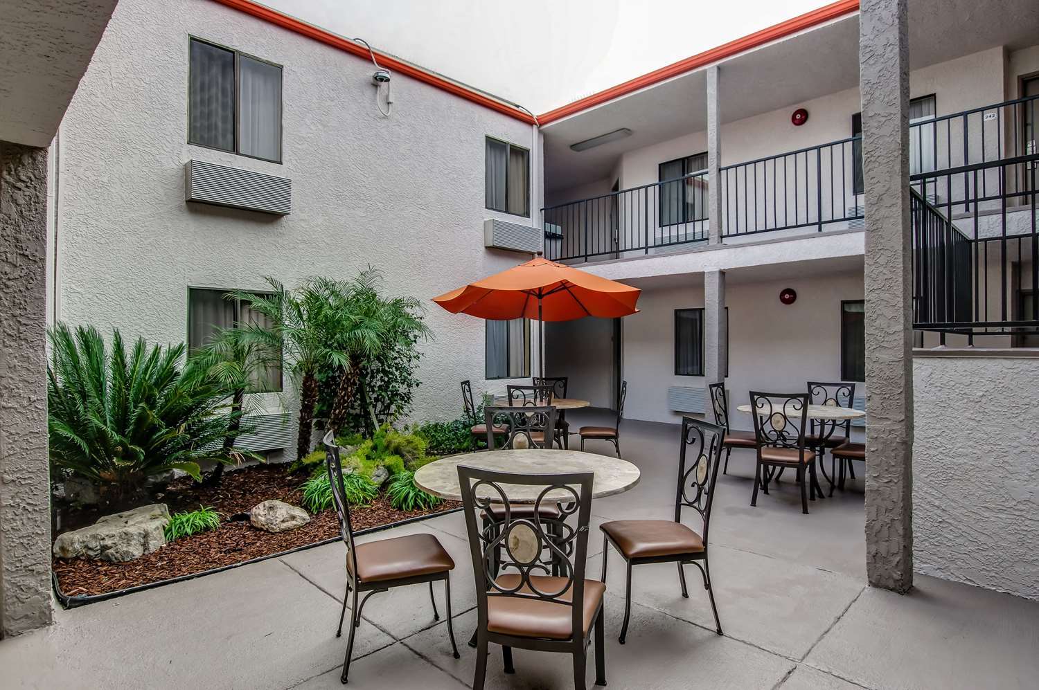 Howard Johnson By Wyndham Reseda Hotel & Suites Λος Άντζελες Εξωτερικό φωτογραφία