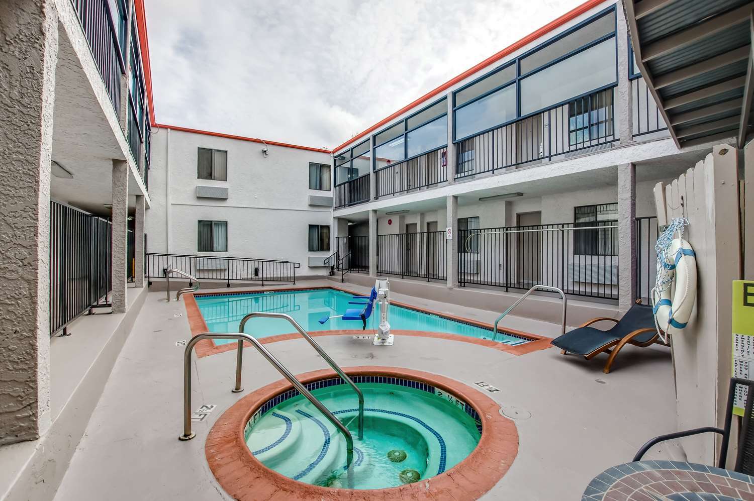 Howard Johnson By Wyndham Reseda Hotel & Suites Λος Άντζελες Εξωτερικό φωτογραφία